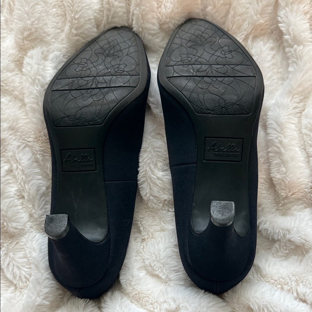Abella Classic Navy Heels - Picture 4 of 7